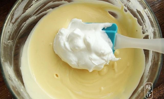 不用烤箱也能做的酸奶蛋糕，又香又软，更适合孩子吃，也不会上火！