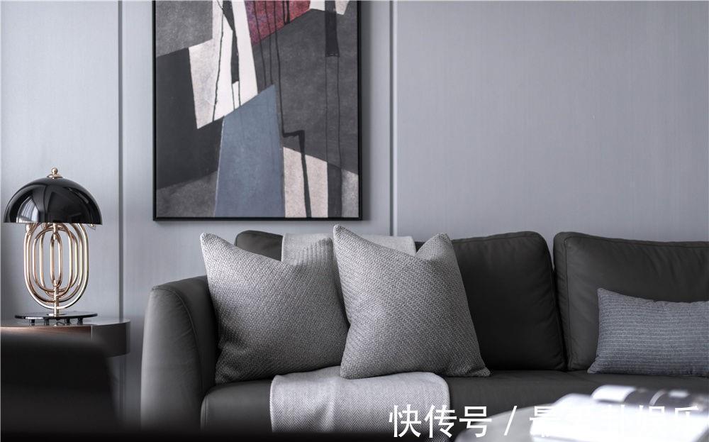 黑白灰|经典的黑白灰作为主色调，加入一些柔和的元素，打造舒适的四居室