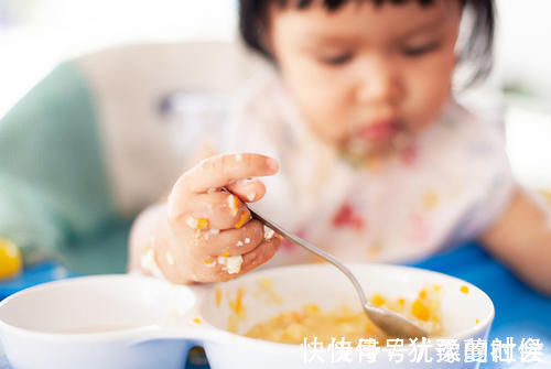 辅食|当宝宝出现这4个特征时,说明积食了,父母可以试试这样改善