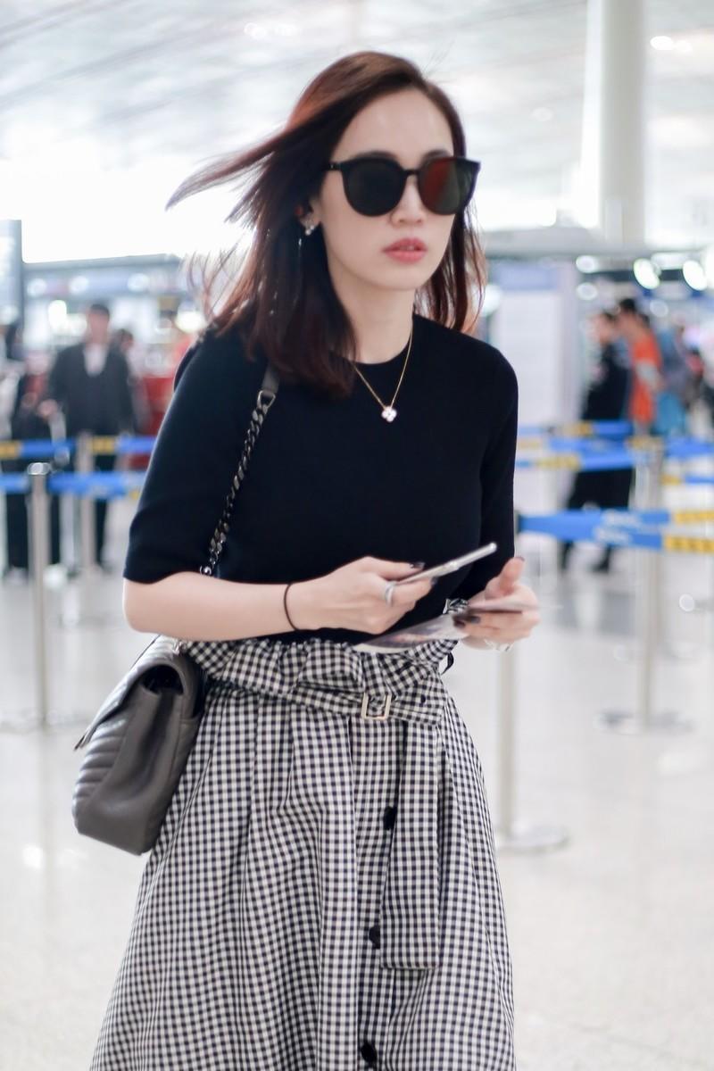 包臀裙|马蓉的夏季机场造型还挺潮流！针织衫搭配格纹半身裙，简约洋气