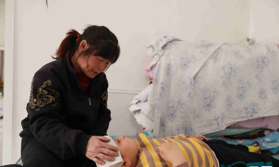 6岁男童成“玻璃人”，不敢玩不敢交朋友，向奶奶哭诉：我好孤独