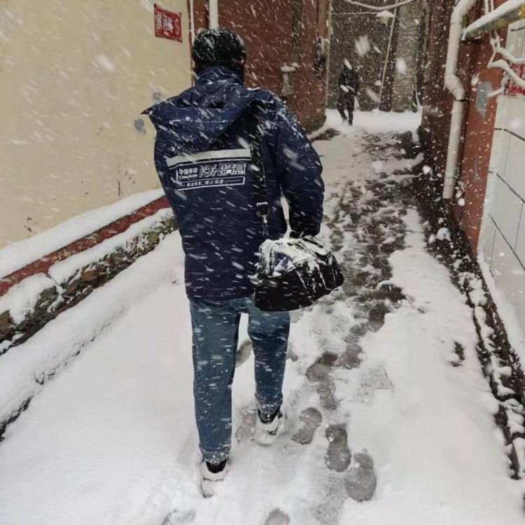 荒郊野|风雪移动人：与寒风为伴，与冰雪为伍，只为保障千家万户网络畅通