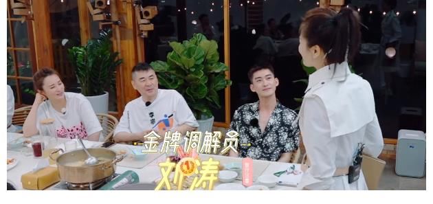 气氛|刘涛回归有点尬,秦海璐热情拥抱很给面子,和谐气氛却戛然而止