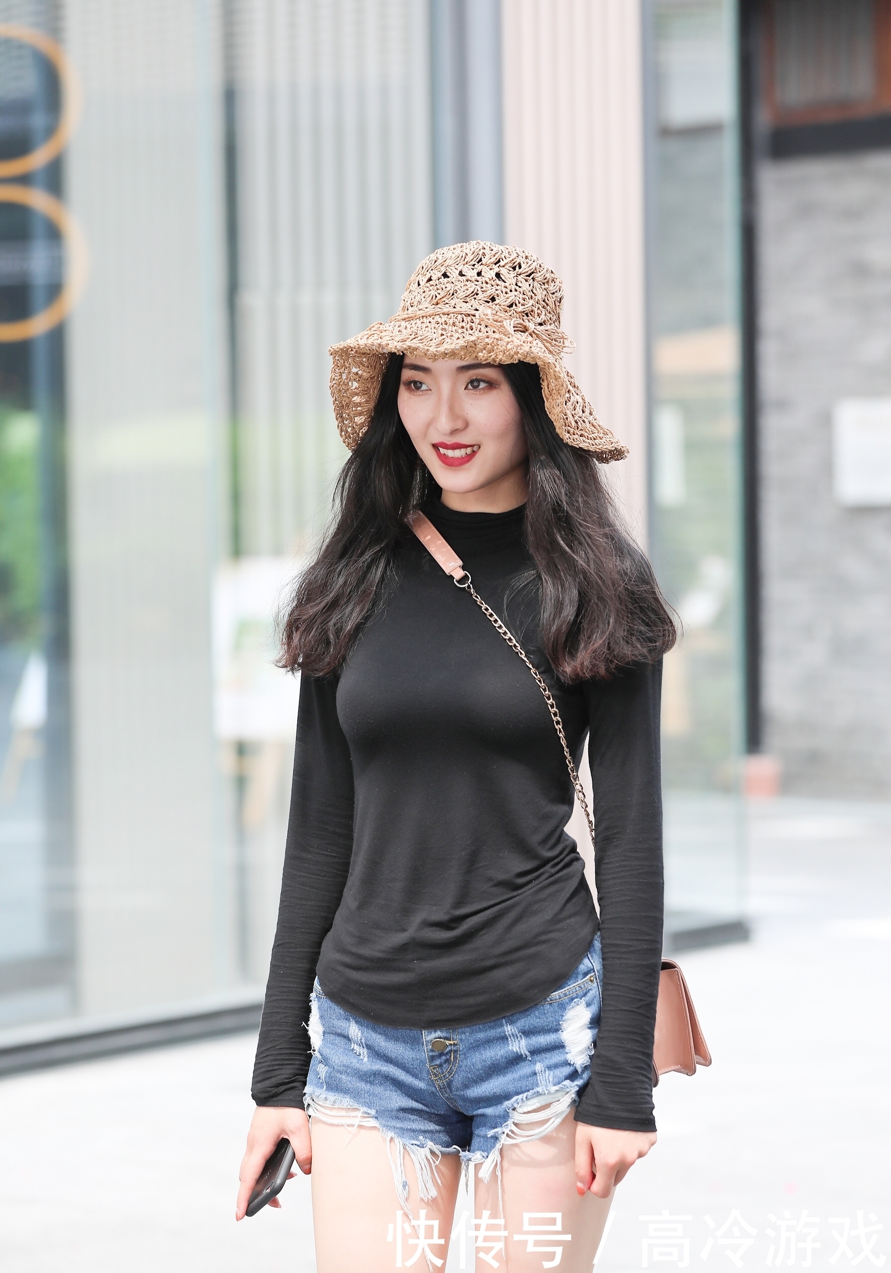 街拍:破洞牛仔短裤搭配黑色长袖上衣,潮流感十足,更显街头范儿