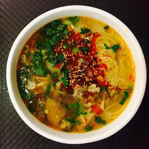 却不是当地小吃的，得知要10万加盟费后，先吃干锅鸡肉