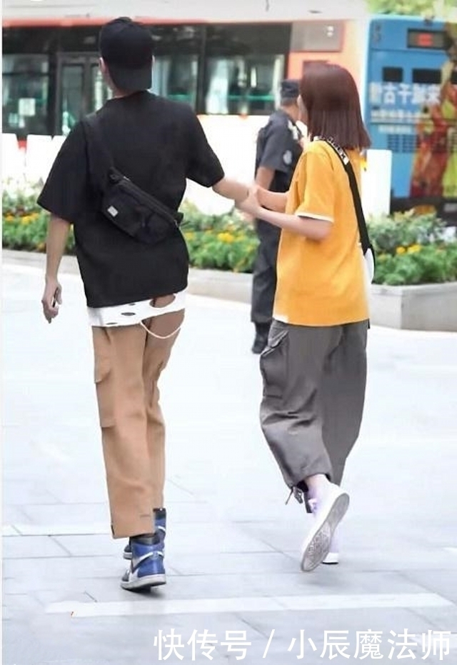 路人街拍,美女穿藕粉色的有领上衣,气质又靓丽