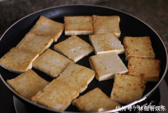 难怪|葱煎豆腐,先炒葱,还是先煎豆腐大厨都不对,难怪豆腐不入味