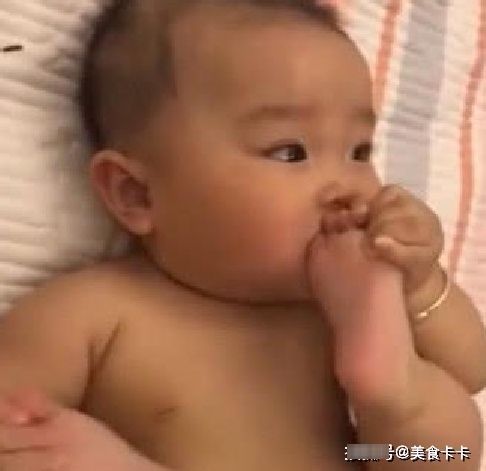 脚丫|宝宝偷吃脚丫被妈妈发现,妈妈问好不好吃,宝宝的反应妈妈笑喷