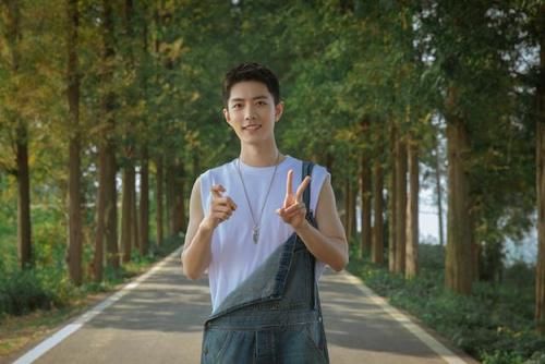 肖战再发沙雕视频，仗着颜值任性胡来，粉丝：还以为是高仿