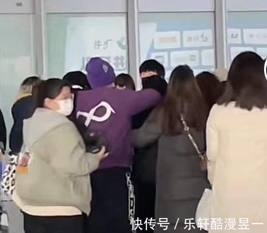 邱贻可|人气旺有烦恼!王楚钦遭疯狂围堵,被女粉丝包围怼脸拍,陈梦隐身