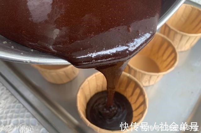 最近很火的网红爆浆蛋糕,看着很好看,做也简单,新手也能零失败