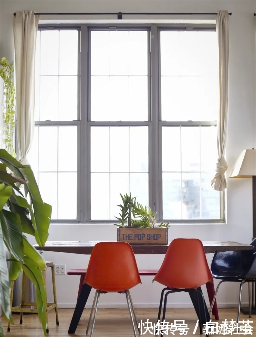 夫妻俩|夫妻俩住进83㎡阁楼公寓，书架墙当隔断，现代乡村风又暖又舒适