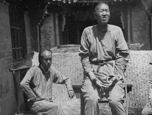 收养|青帮大佬黄金荣,花重金收养一2米5巨人,为何只让他蹲门口吃饭?