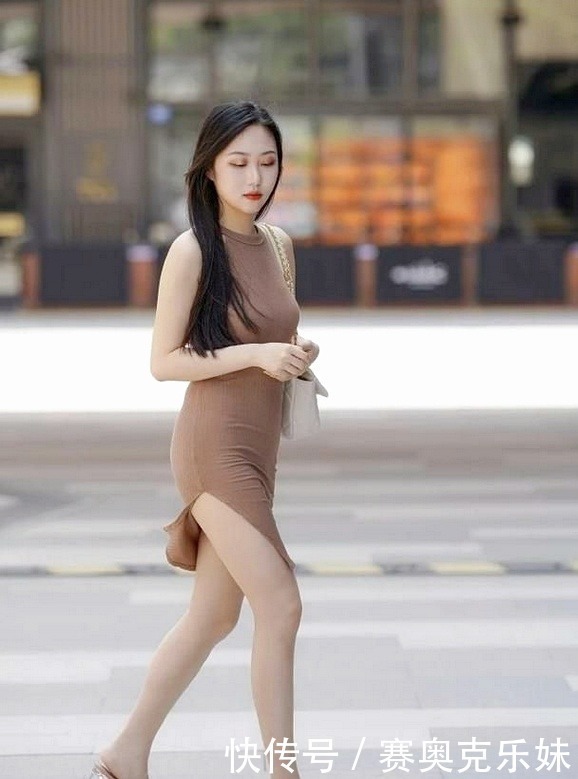 模特穿上挂脖无袖针织连衣裙，举手挥发女性魅力，带点高级感