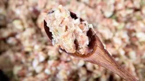 水分|做萝卜馅的饺子时，萝卜别焯水，教你正确做法，饺子馅香多汁