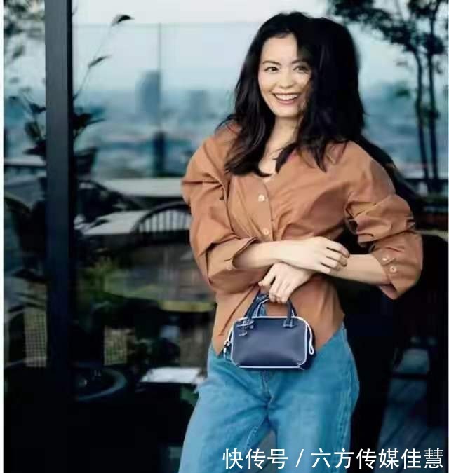 女人|40岁女人穿衣,多用牛仔单品来打造减龄感,时髦又显年轻
