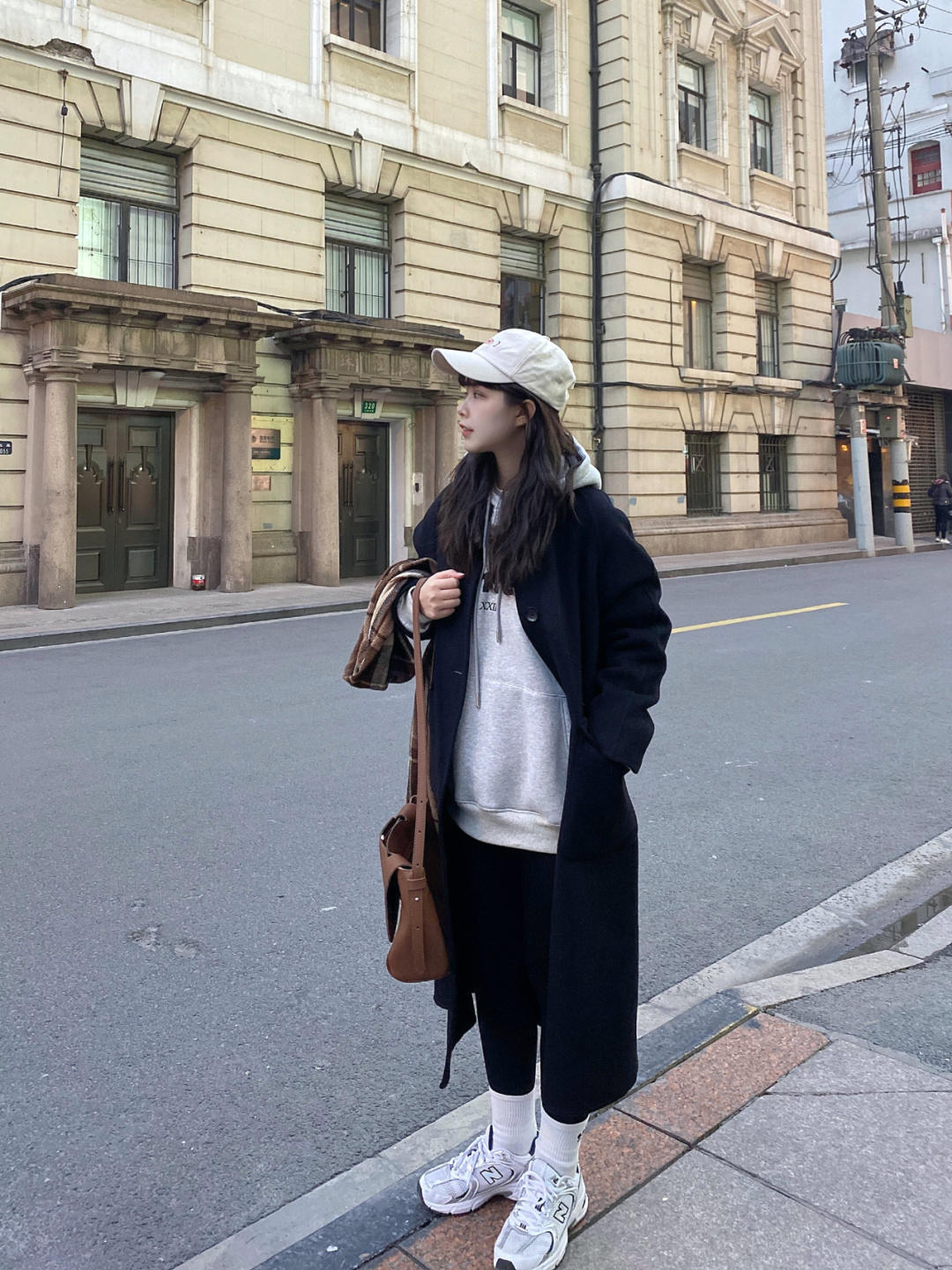 黑白配|觉得大衣厚重?试试卫衣叠穿技巧,让你瞬间化身韩系美女,超好看