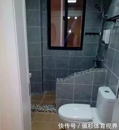 家人|老婆不顾家人的反对，卫生间就砌半堵墙，完工后全家都夸她聪明