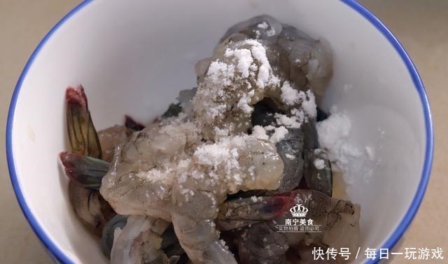 这蔬菜9块钱一斤,比猪肉还贵,但吃了对身体好,所以再贵也要吃!