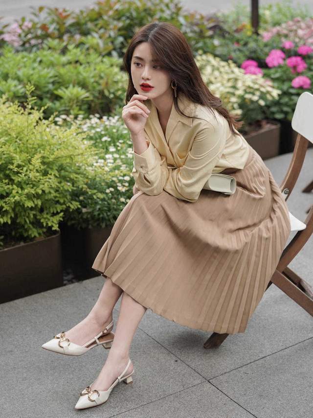 少女气质|2、30岁如何穿出高级的优雅感?衬衫配半身裙,少女气质感十足