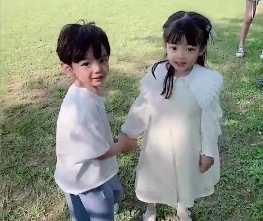 俩人|女儿带回来一个小男孩,俩人一起喊妈妈,男孩亲妈醋坛子翻了