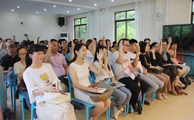 长会的时|“您回家换件衣服吧”宝妈开家长会被老师“劝退”,原因很无奈