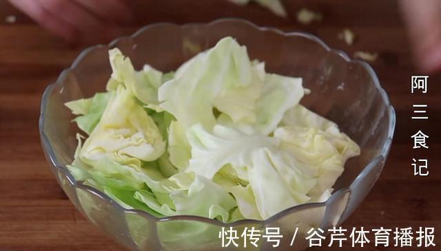 凉拌菜|包菜最下饭的做法,加3个鸡蛋,开水一烫,开胃又解馋,比肉还香