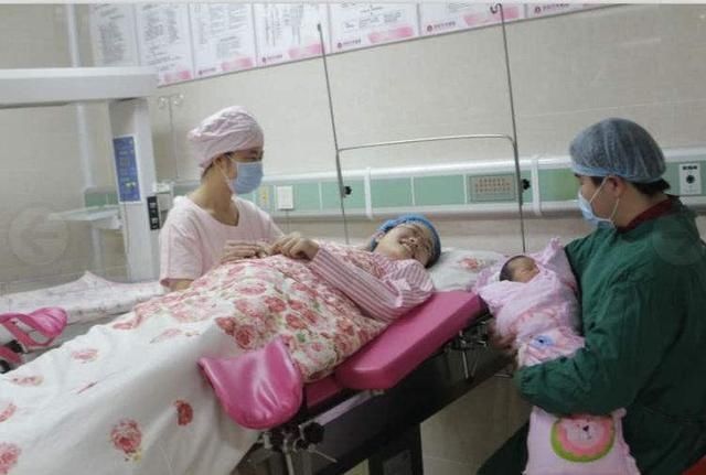 丈夫|产妇深夜生二胎,女儿独身在产房外等候问其原因后心里不是滋味