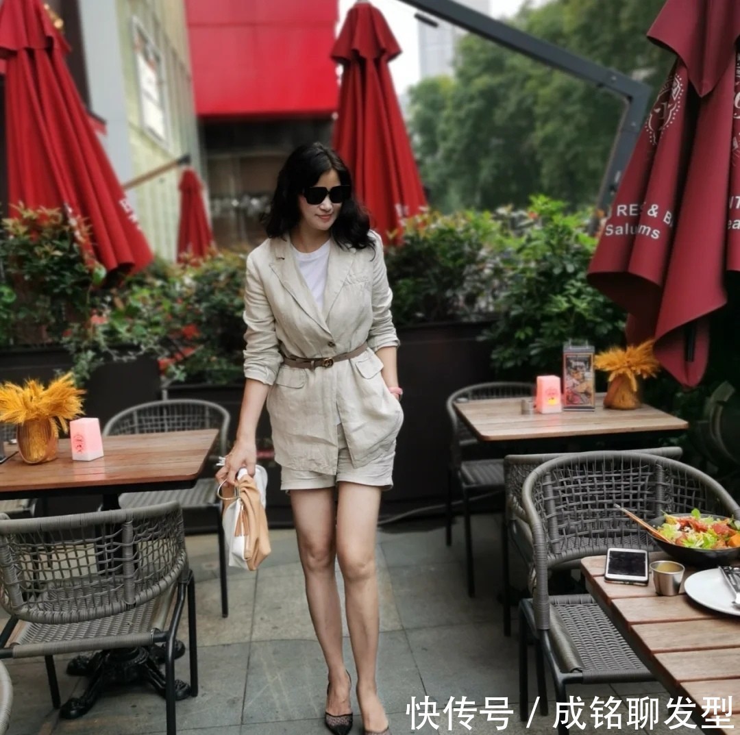 阔腿裤|适合50岁女人的秋季减龄打扮,优雅时尚又大气,美得高级更有品位