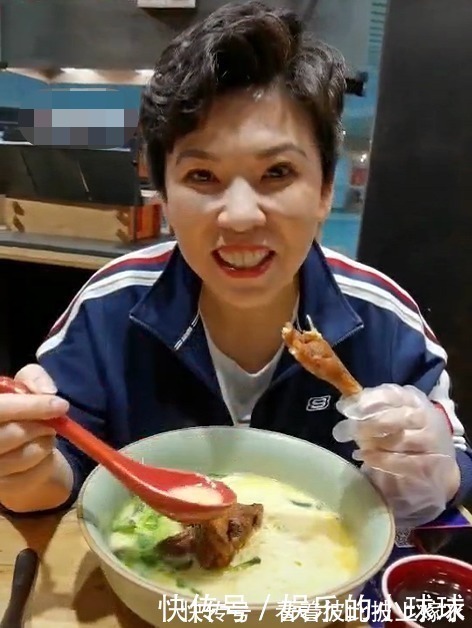曝光|邓亚萍近况曝光超朴素!啃鸡爪直接用手接骨头,回归田园醉心种菜