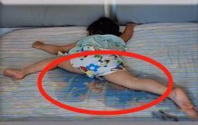 醒来|2岁女儿因尿床再没醒来,奶奶知道后怒吼妈妈我不会原谅你的!