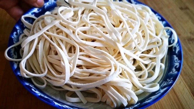 煮面条时,开水下锅就错了,教你一招,面条爽滑劲道,真好吃