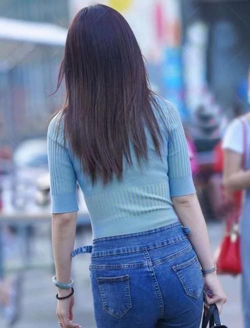 t恤衫|开领T恤搭配牛仔裤,身材浑圆有型,十分吸睛