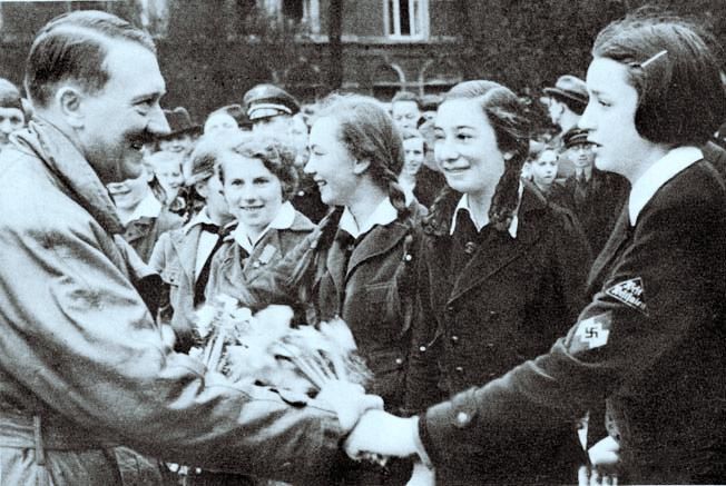 历史|历史上过目难忘瞬间：戴假发逃亡的列宁，图13娃娃兵排队索要希特勒的签名