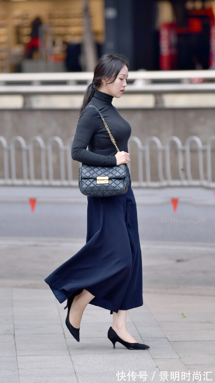 美丽 时尚的穿搭,白色短袖衫配黑色网纱裤,清凉美丽又优雅大方