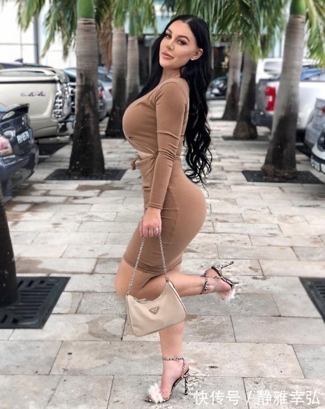 性感|她是132斤的大码模特，妖艳身材，让无数男人拜倒在她的包臀裙下