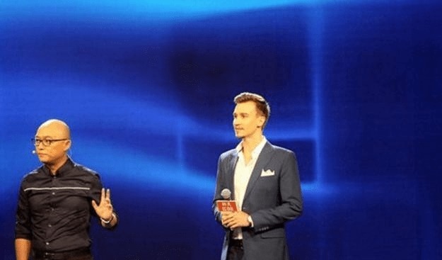 当年非诚勿扰的“灯王”,全场零灭灯,如今晒照片女友,却已换人