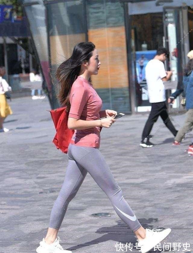 逛街 喜欢穿瑜伽裤逛街的姑娘,到哪都能美成焦点,简约靓丽!