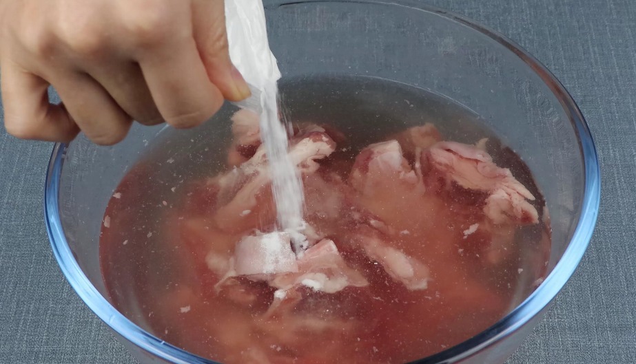 洗羊肉时，只用清水洗是错误的，加入3样东西，羊肉干净又没膻味！