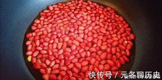 饭店|炸花生米时，撒盐撒酒都不对，饭店大厨放点它，30天不回潮