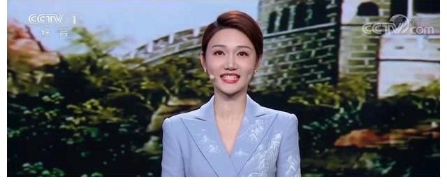 財經|龍洋再挑央視“大會”主持重任，與謝穎穎兩代當家花旦同框比美