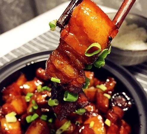 红烧肉焯不焯水？不加一滴水，不炒糖色，出锅红亮诱人，肥而不腻