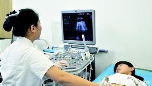 产妇刚生下三胞胎，大喊肚子还在动，医生检查又发现一个孩子