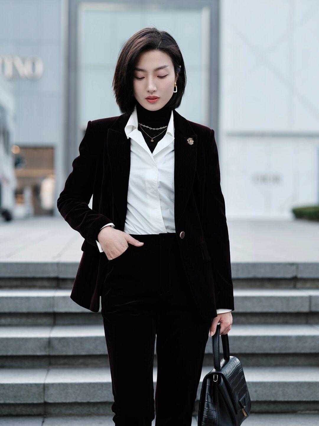 白色衬衫 冬季通勤怎么穿?看看这些干练知性的穿搭方式,日常实用不挑人