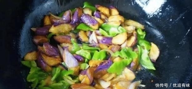倒入锅中|炒茄子时,切记不要先放油第一步不能错,否则茄子吸油还发黑