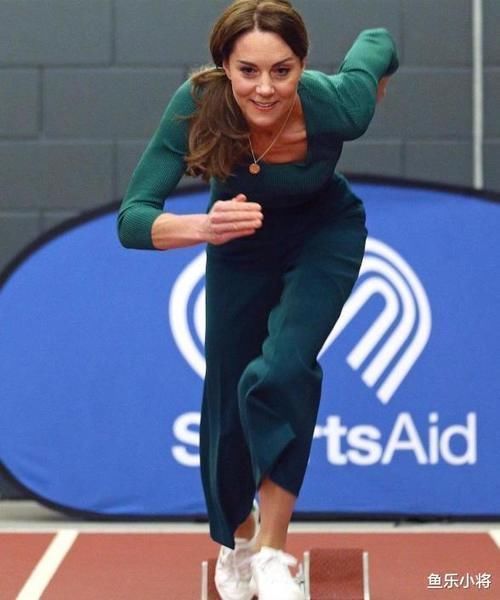 凯特王妃致敬戴安娜,一身春意盎然穿上小白鞋,比婆婆还活力四射