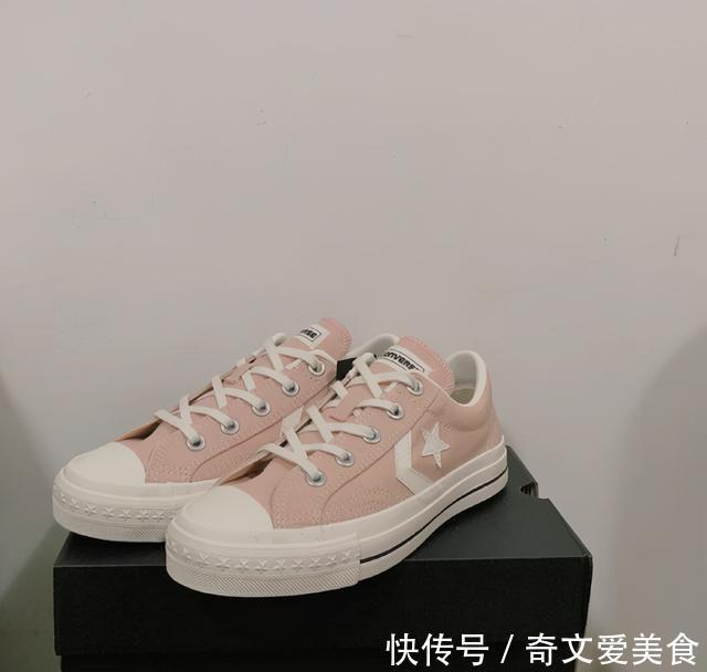 小西装 初春来一双“匡威鞋”,适合多种场合和风格,诠释简约美