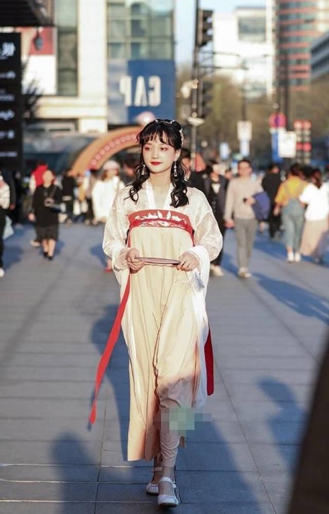 路人街拍，清爽舒适的绿色连衣裙简洁大方，给人眼前一亮的感觉