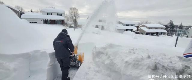 纽约州天降暴雪足足一米厚！车和房全都被埋了，只剩白茫茫！