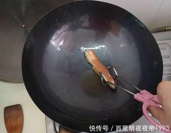不粘锅|家中铁锅生锈用这个“小玩意”开锅,旧变新,不再生锈,不粘锅